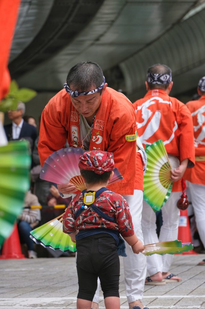 Un enfant dans un défilé d'un festival à Tokyo