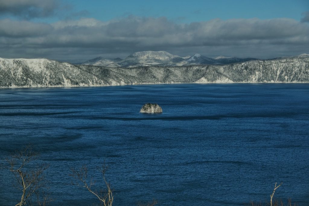 Le lac Mashu et son île centrale