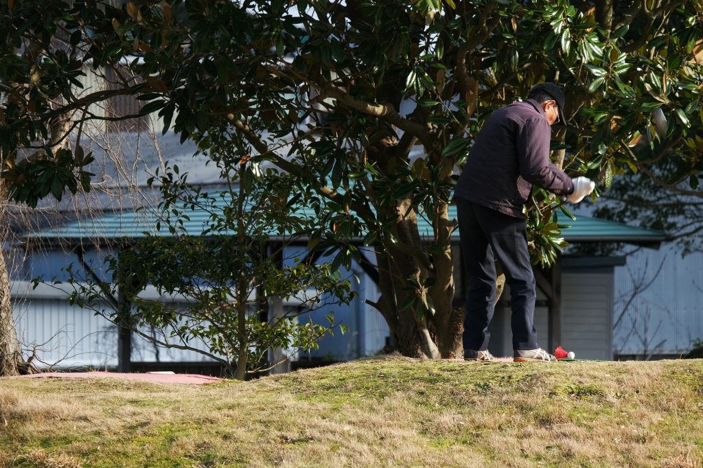 Un joueur de golf-minton au parc Hirata