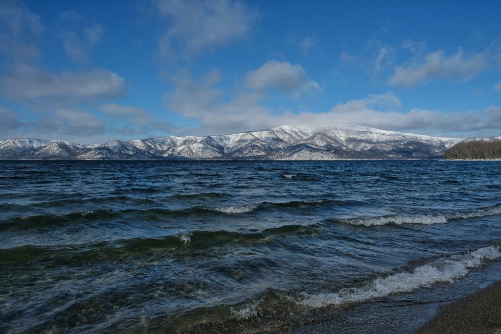 Le lac Kussharo et ses montagnes