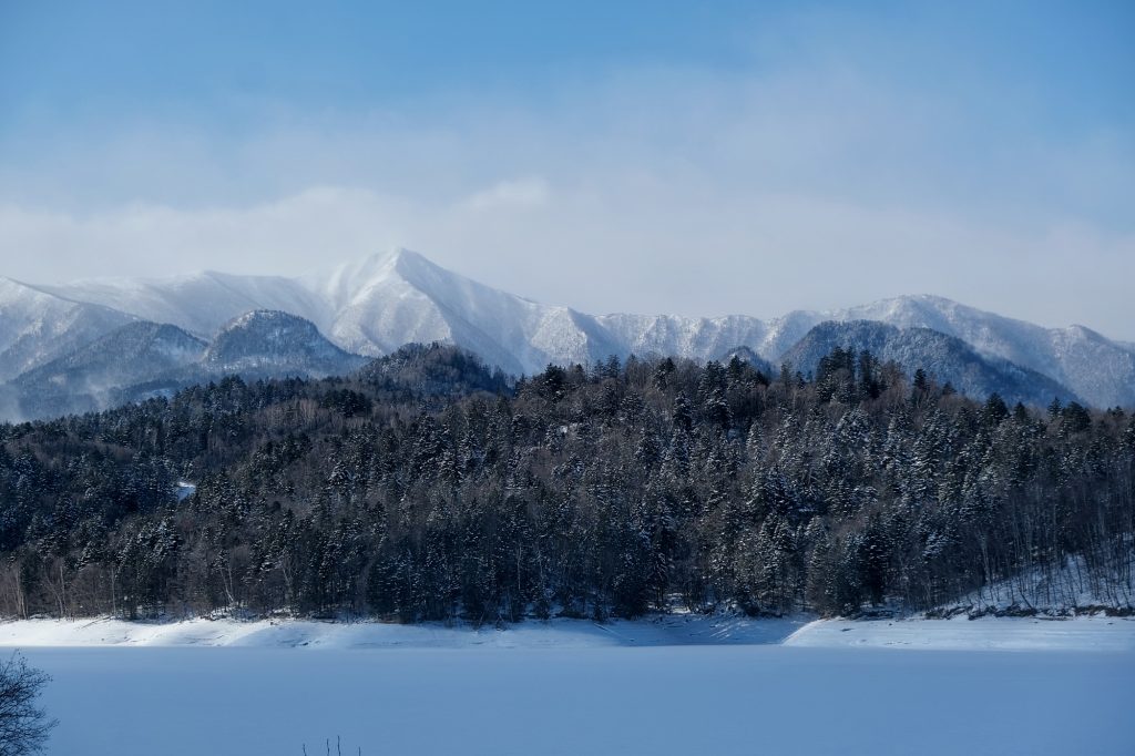 Le lac de barrage de Nukabirako et les montagnes alentours