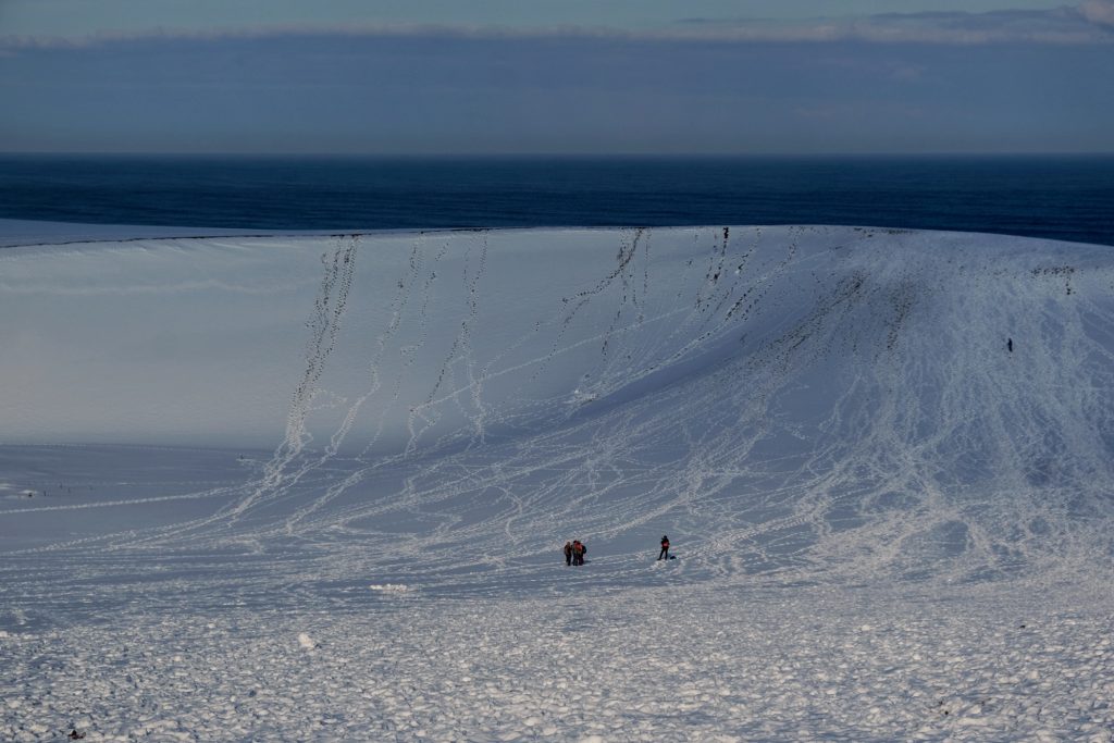 Des marcheurs sur les dunes de Tottori
