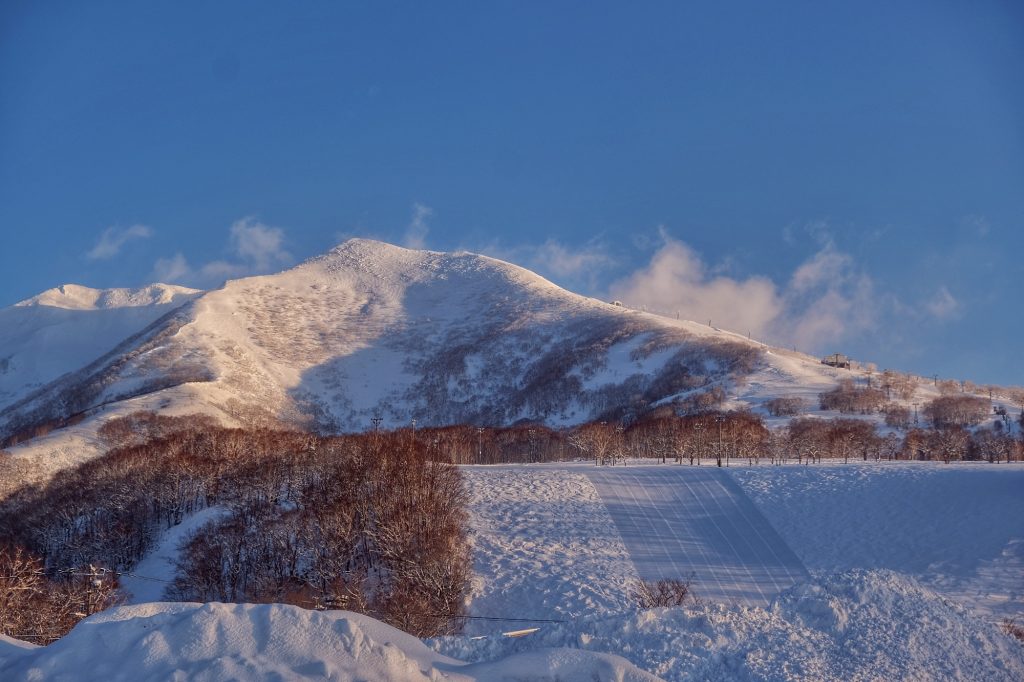 Le jour se lève sur la station de ski d'Annupuri