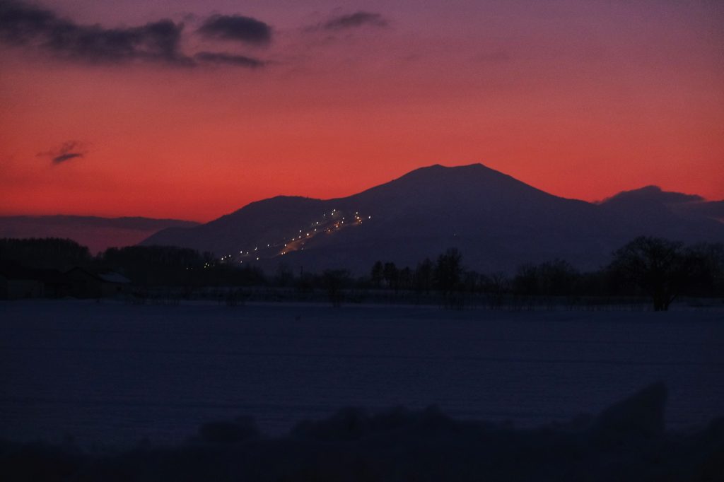 Les pistes de ski de Niseko au crépuscule