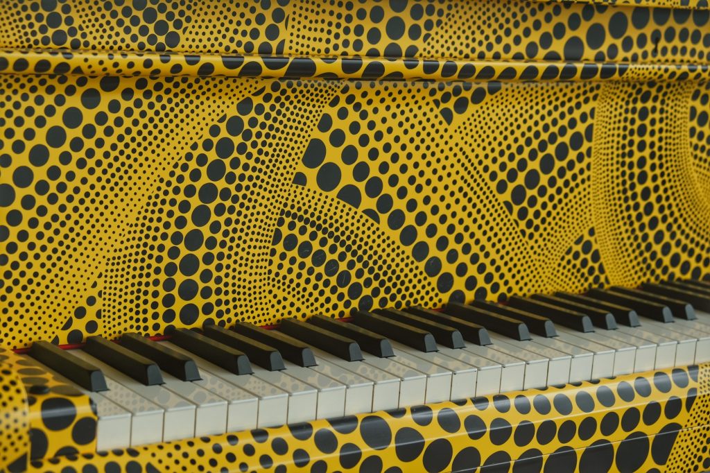 Un piano décoré par Yayoi Kusama dans le Metropolitan Building à Shinjuku