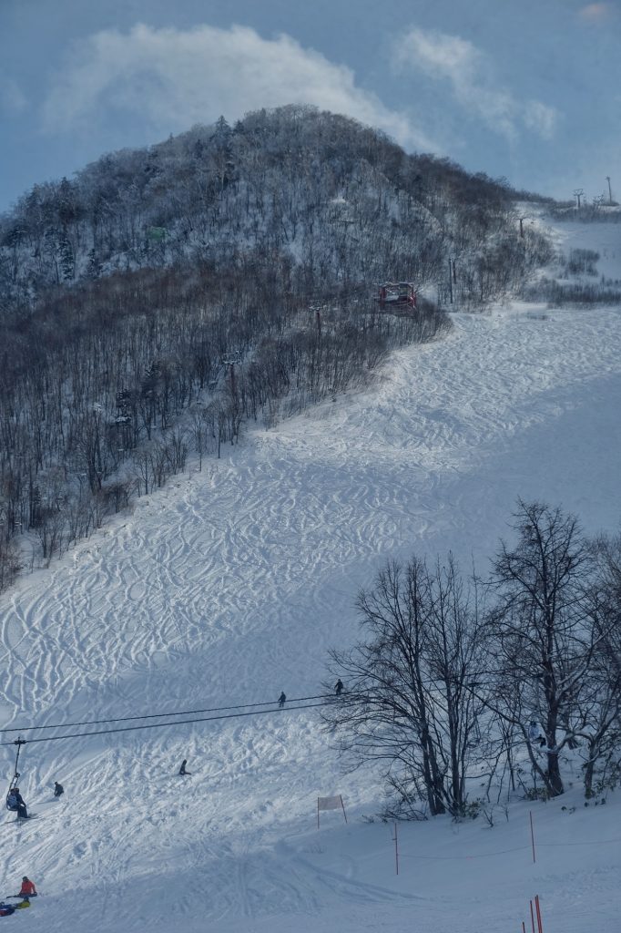 Une piste de bosses dans la station de ski de Sapporo Teine