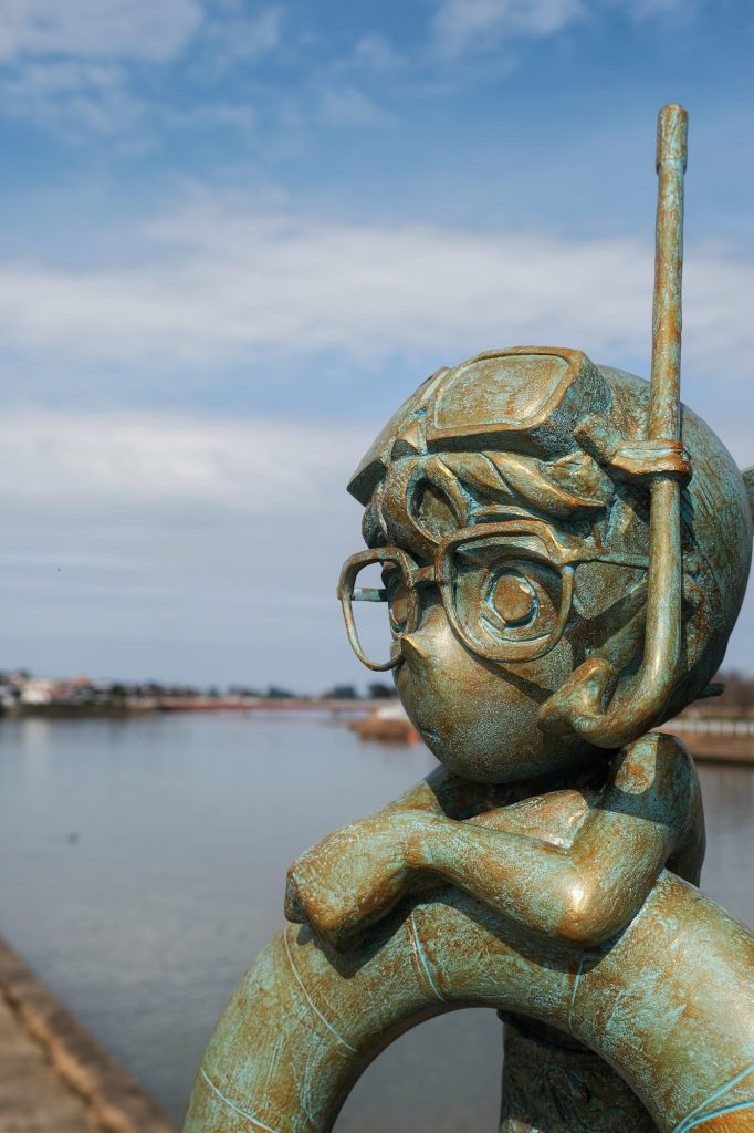 Statue de Conan sur un pont de Hokuei