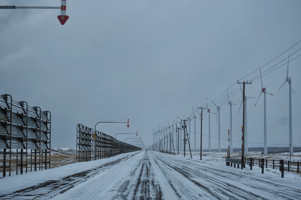 La route littorale en direction de Wakkanai avec ses éoliennes et ses murs de protection