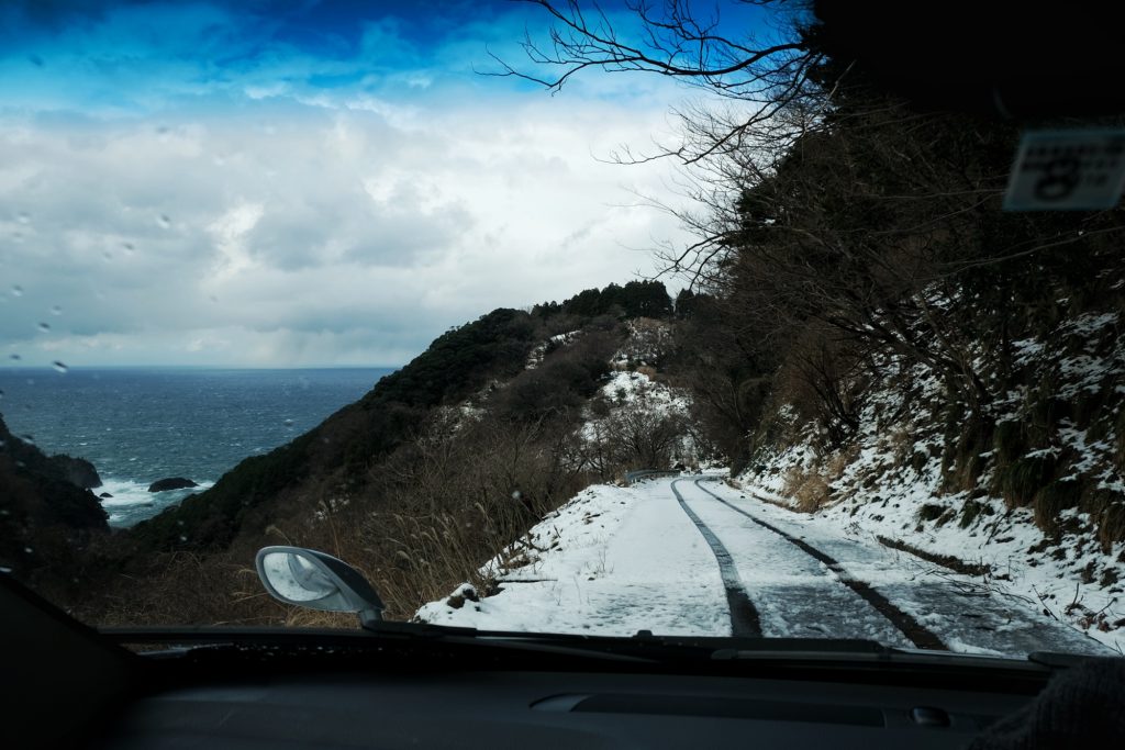 Une route sinueuse pour rejoindre le village de Mio