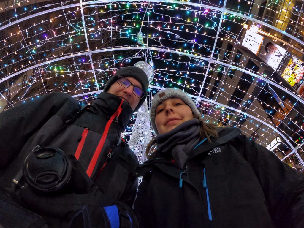 Selfie sous les guirlandes du festival de la neige de Sapporo