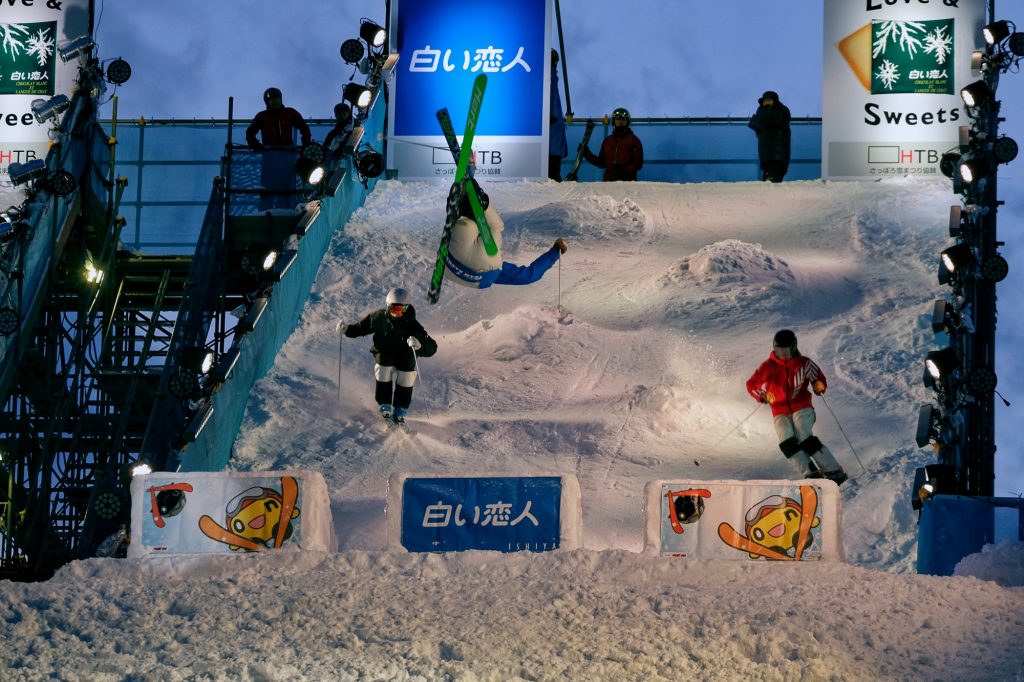 Session de ski freestyle au festival de la neige de Sapporo