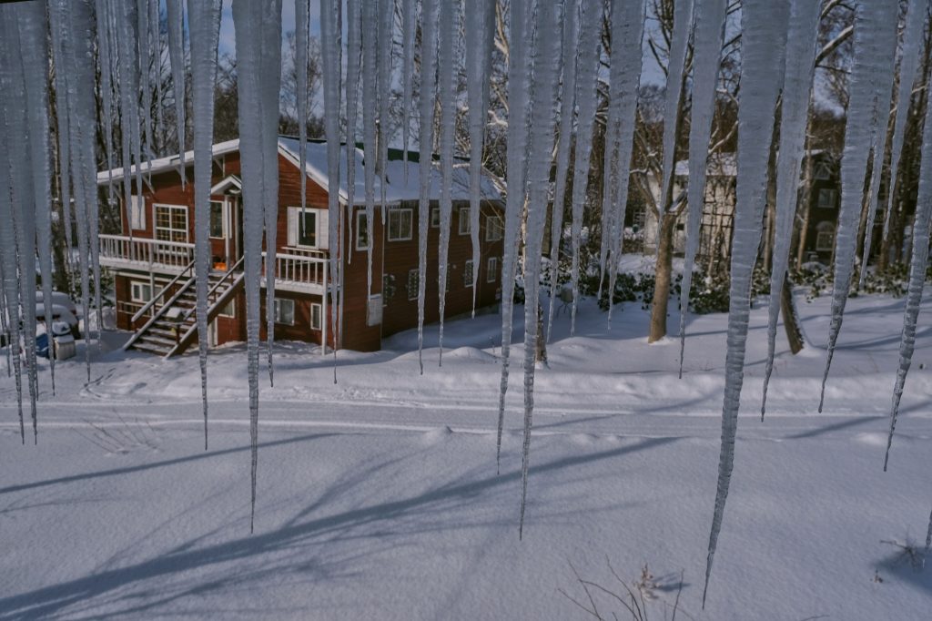 Des stalactites sur le toit du lodge