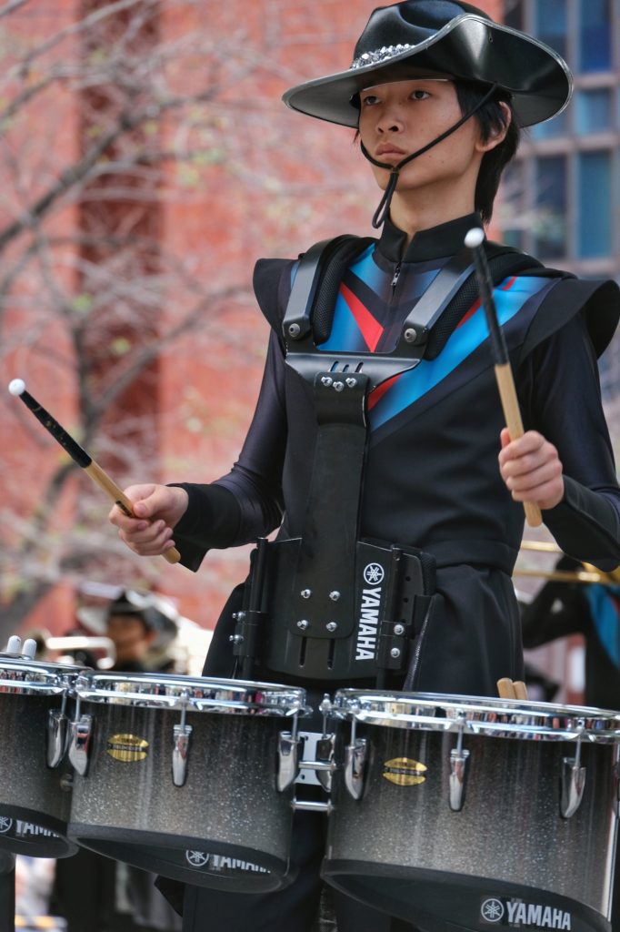 Un étudiant dans une fanfare lors d'un défilé à Tokyo