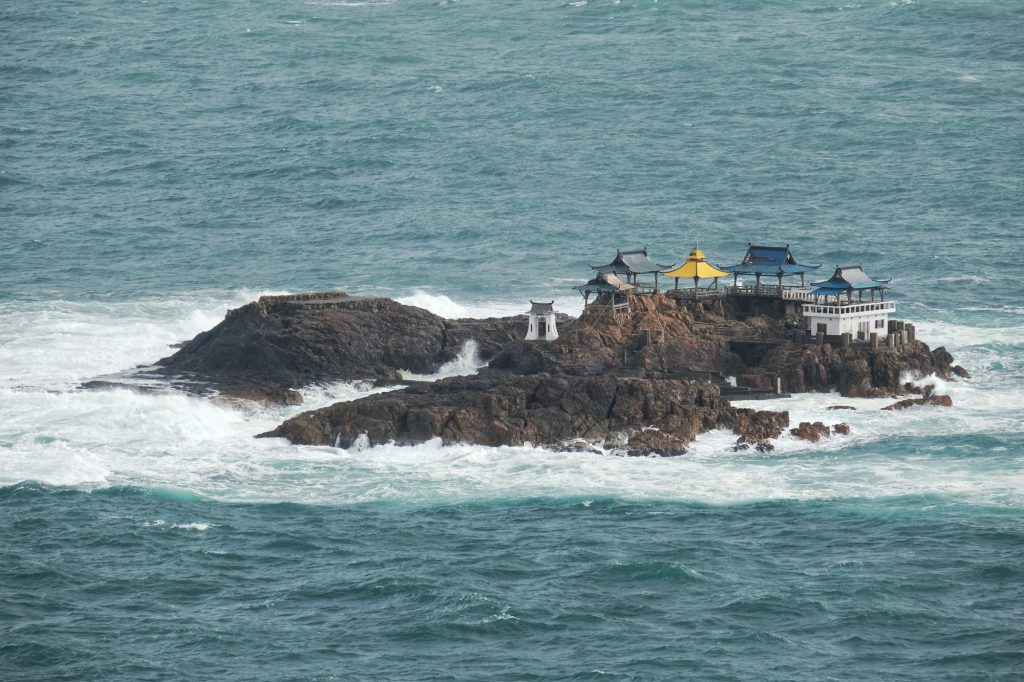 Un temple sur une petite île