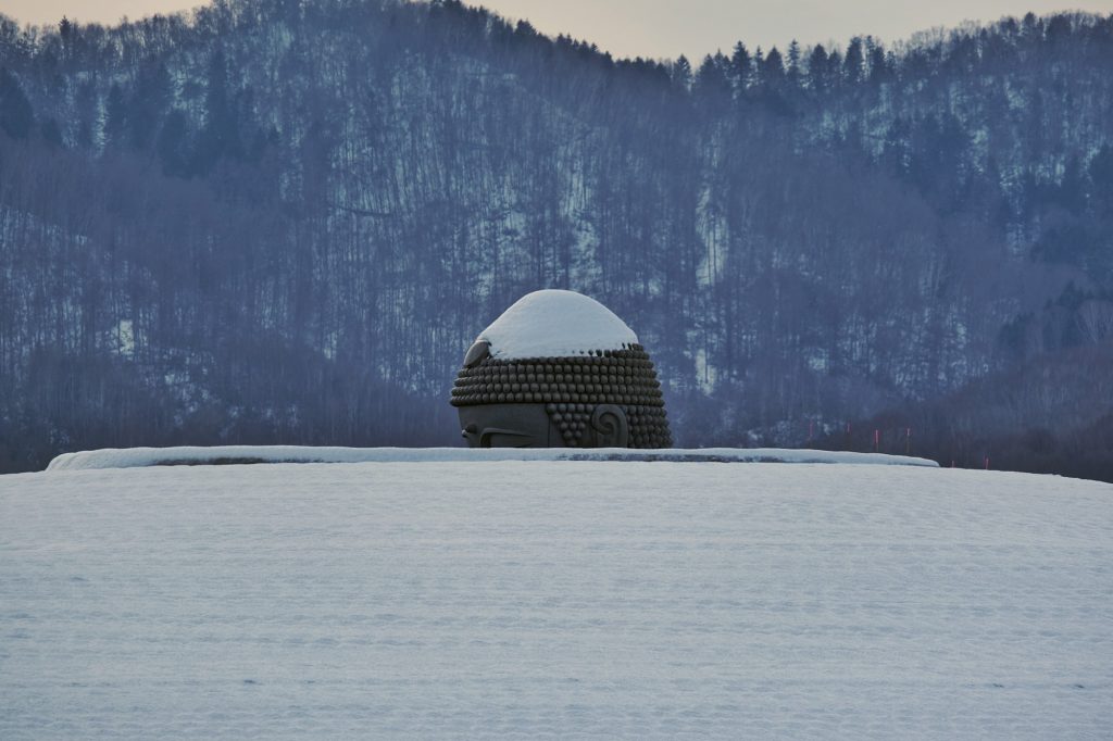 La tête de Bouddha émerge de la colline