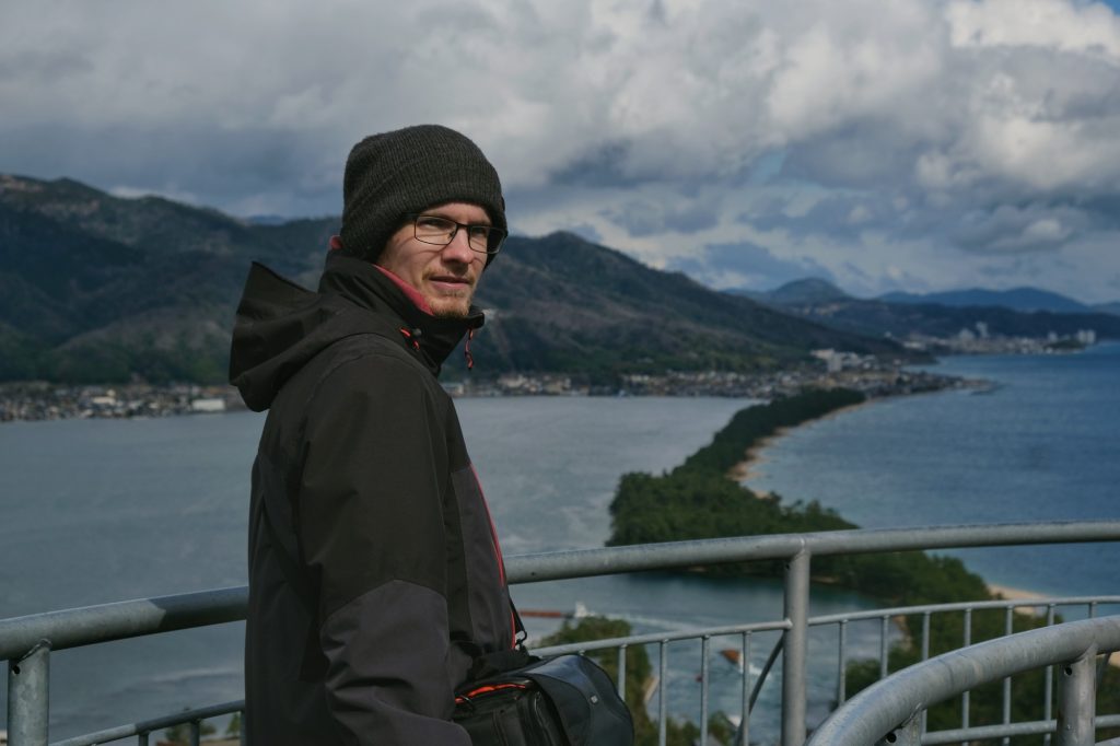 Vincent devant la bande de terre d'Amanohashidate