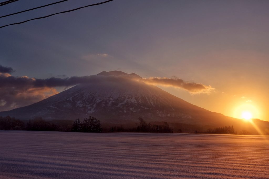 Lever du soleil sur le mont Yotei et les plaines enneigées alentours