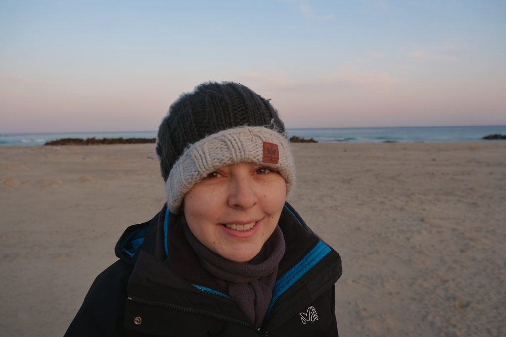 Claire sur une plage en bord de mer du Japon