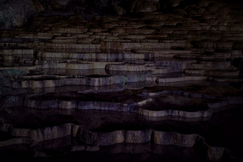 Formation rocheuse, rizières, dans la grotte d'Akiyoshido