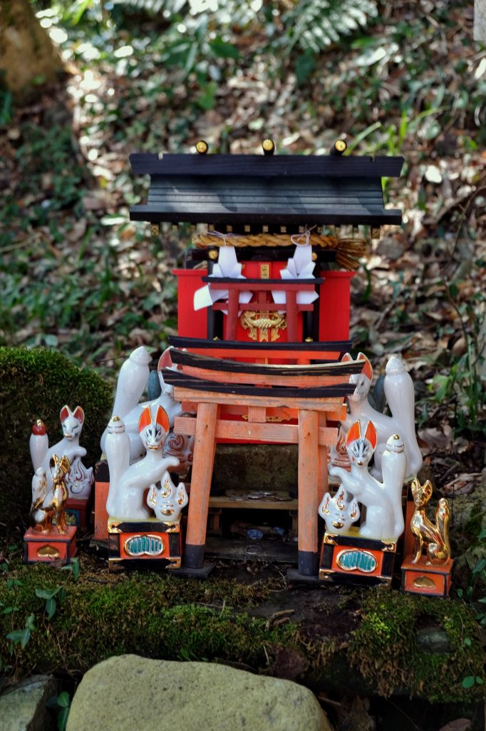 Petit autel sur le chemin du Taikodani Inari Jinja à Tsuwano