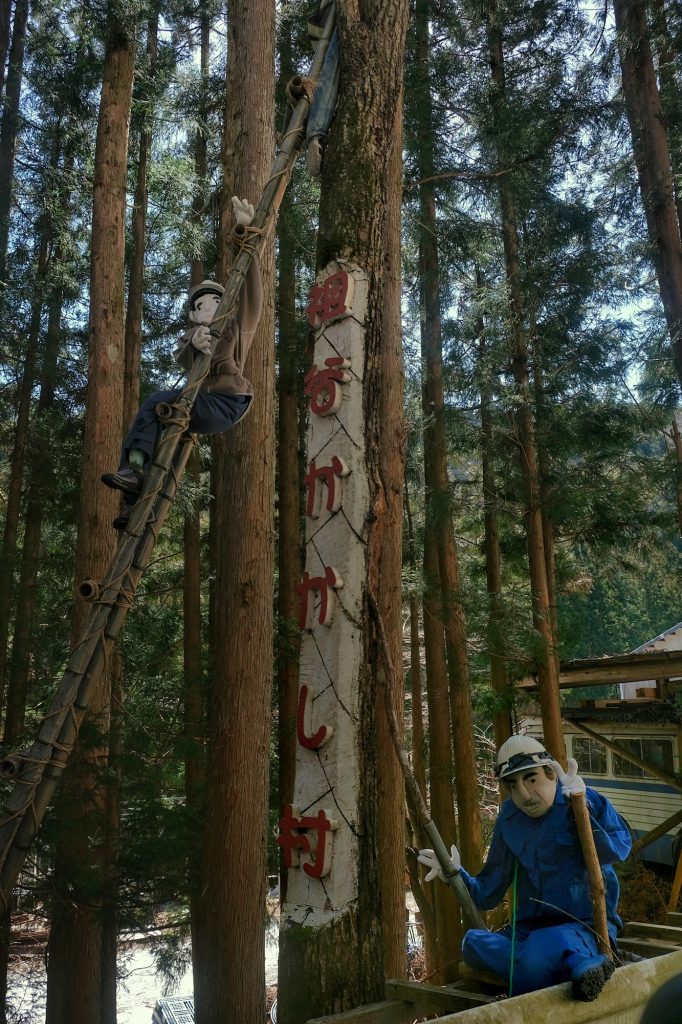 Les épouvantails à l'entrée du village de Nagoro dans la vallée de l'Iya