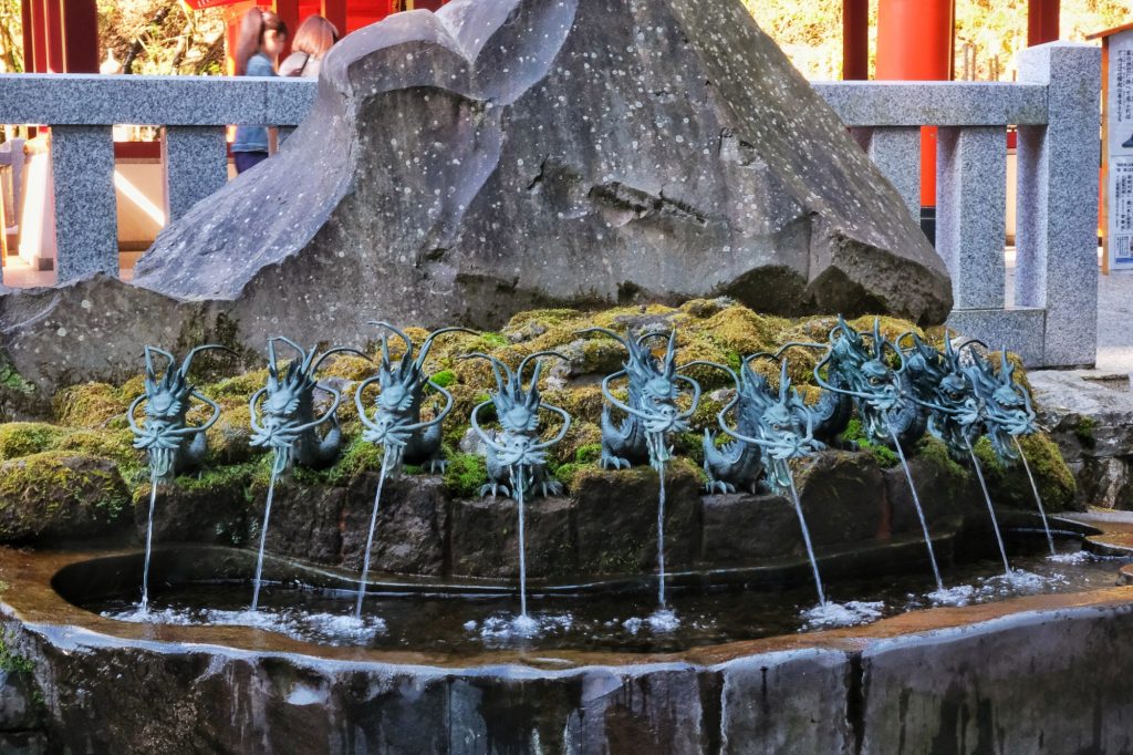 Le bassin à l'entrée du sanctuaire Hakone jinja