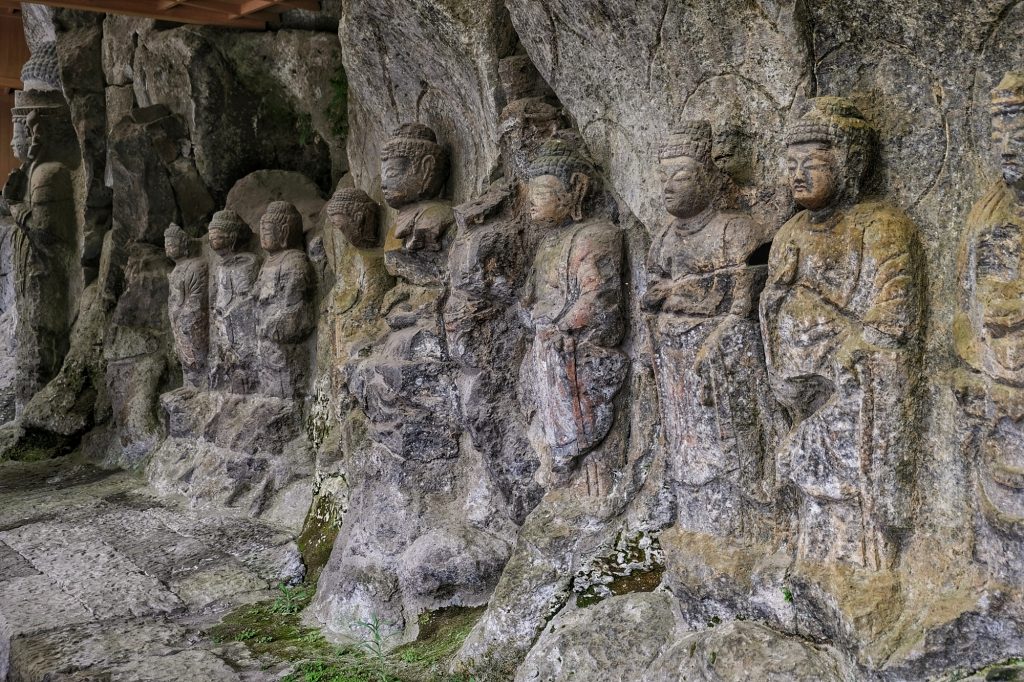 Les bouddhas de pierre d'Usuki