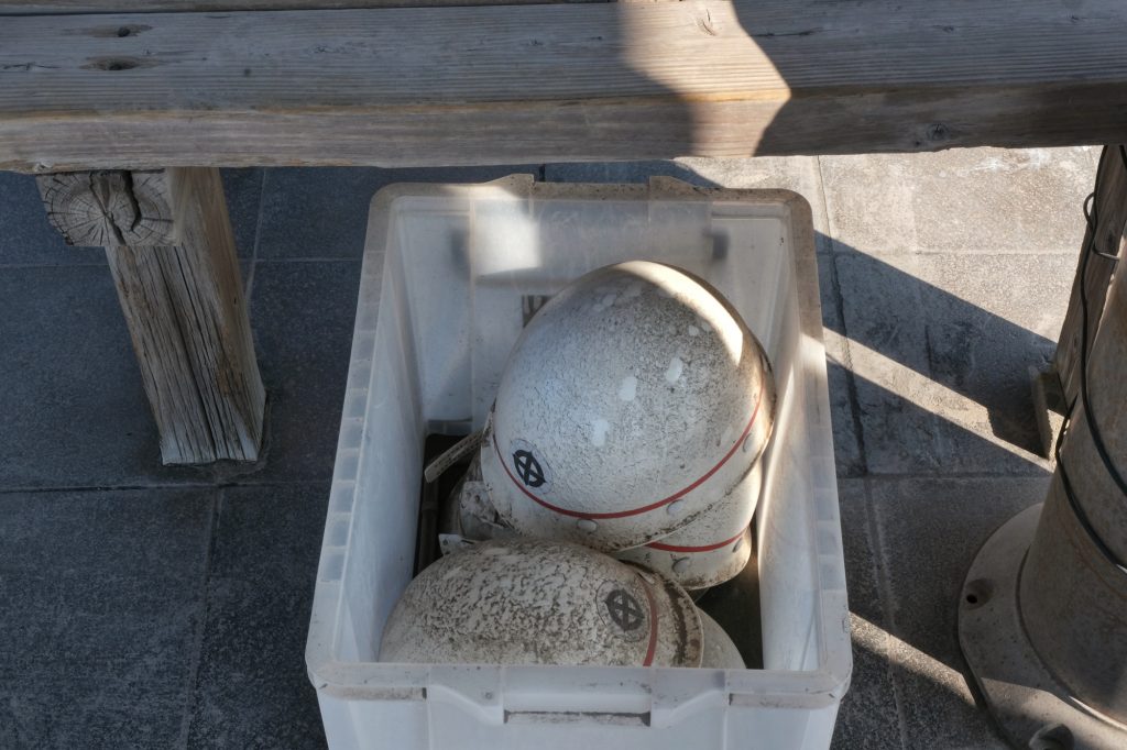Casques de protection sur les chemins au pied du Sakurajima