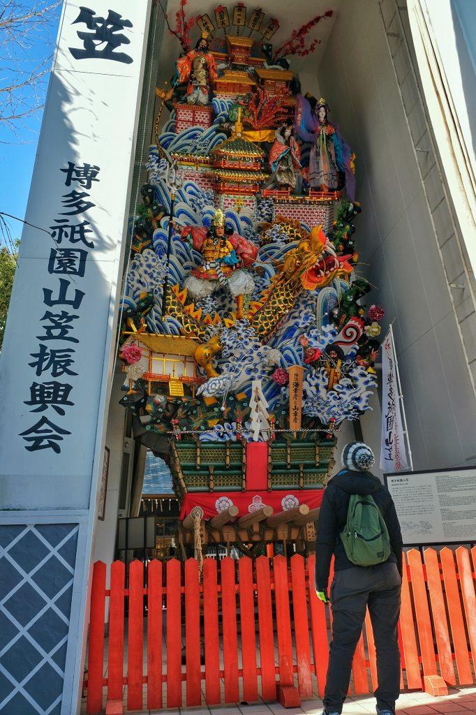 Un immense char de matsuri à Fukuoka