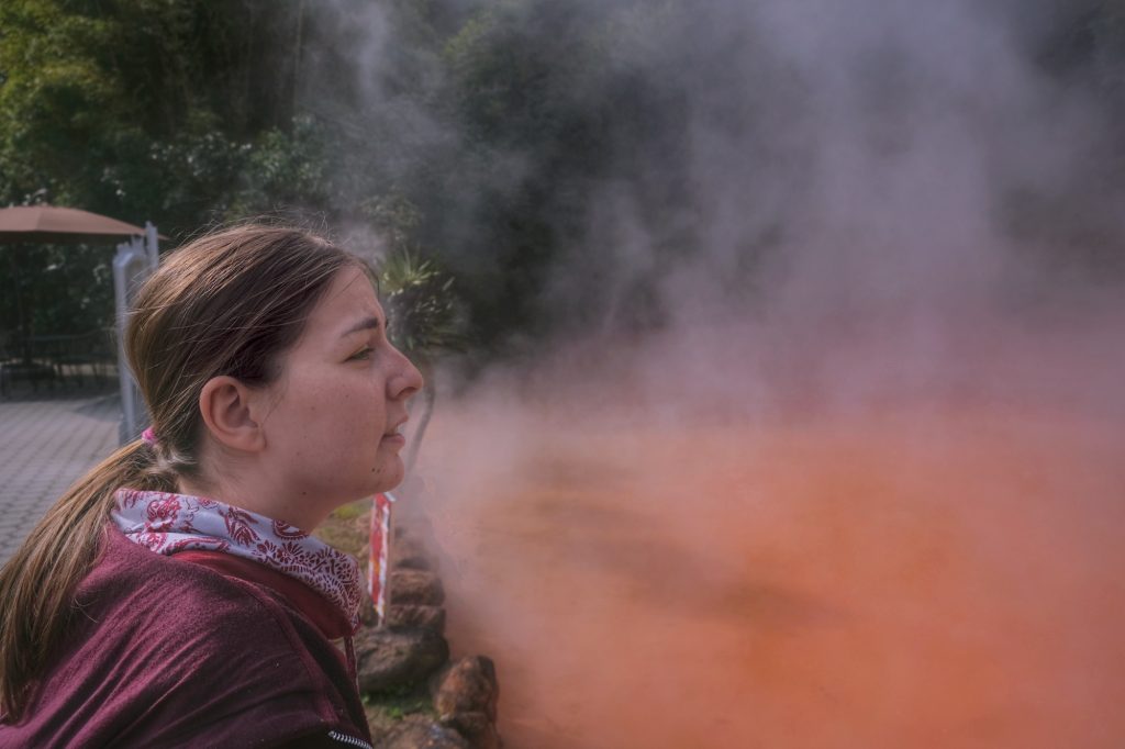 Claire devant les eaux rouges du Chi-no-ike Jigoku