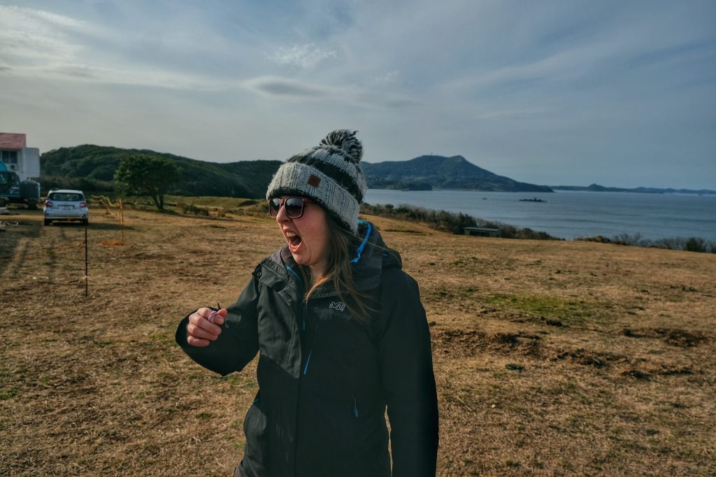 Claire baille en fin de journée dans notre camping avec vue sur la mer