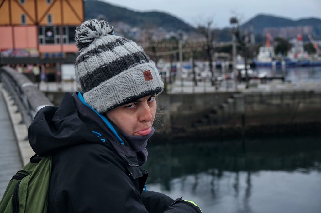 Claire boude le mauvais temps de Nagasaki
