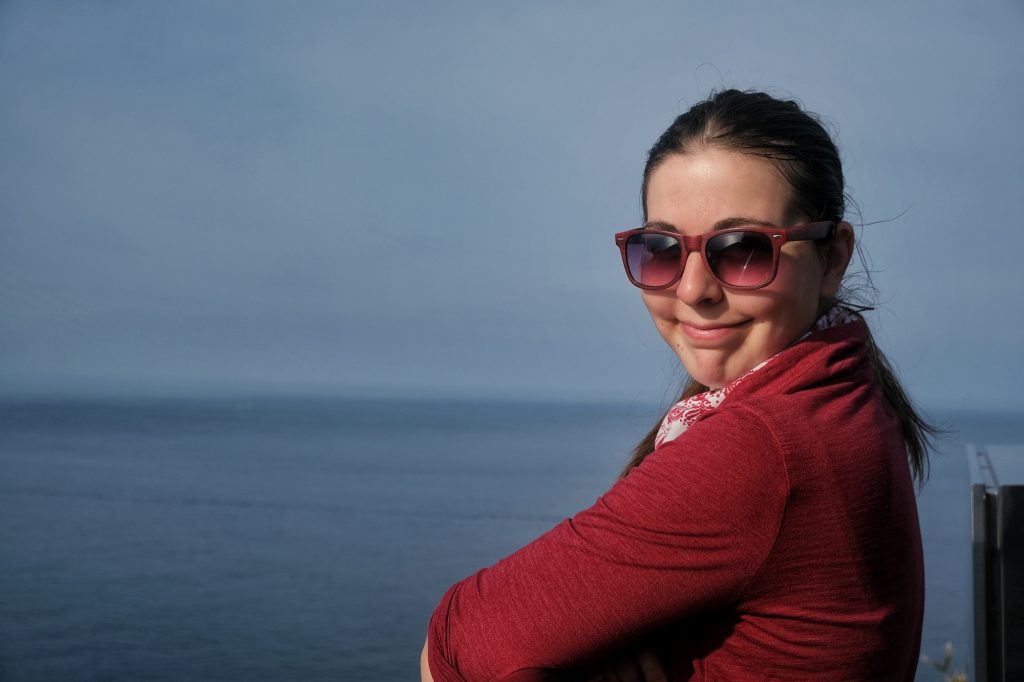 Claire profite de la vue près du phare du cap Muroto