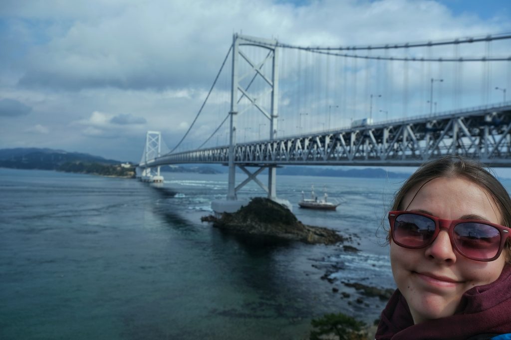 Claire devant le pont de Naruto
