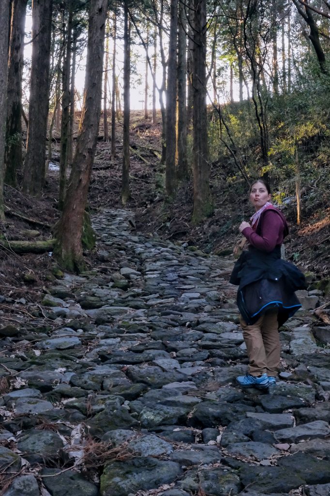 Claire monte la pente de la route du Tokaido pour retourner au lac Ashi