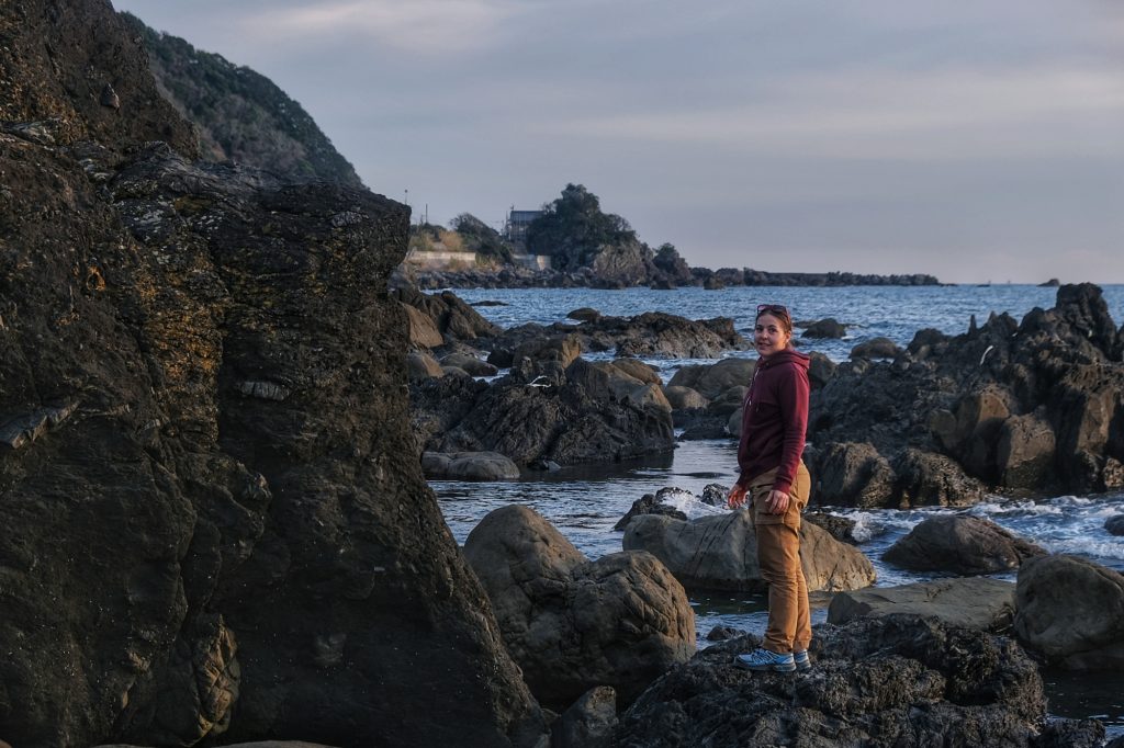 Claire sur les rochers de notre aire de repos de Kiramesse Muroto