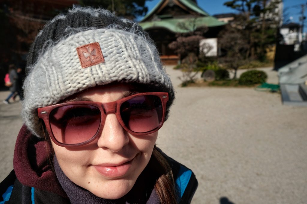 Claire dans la cour du Tochoji de Fukuoka