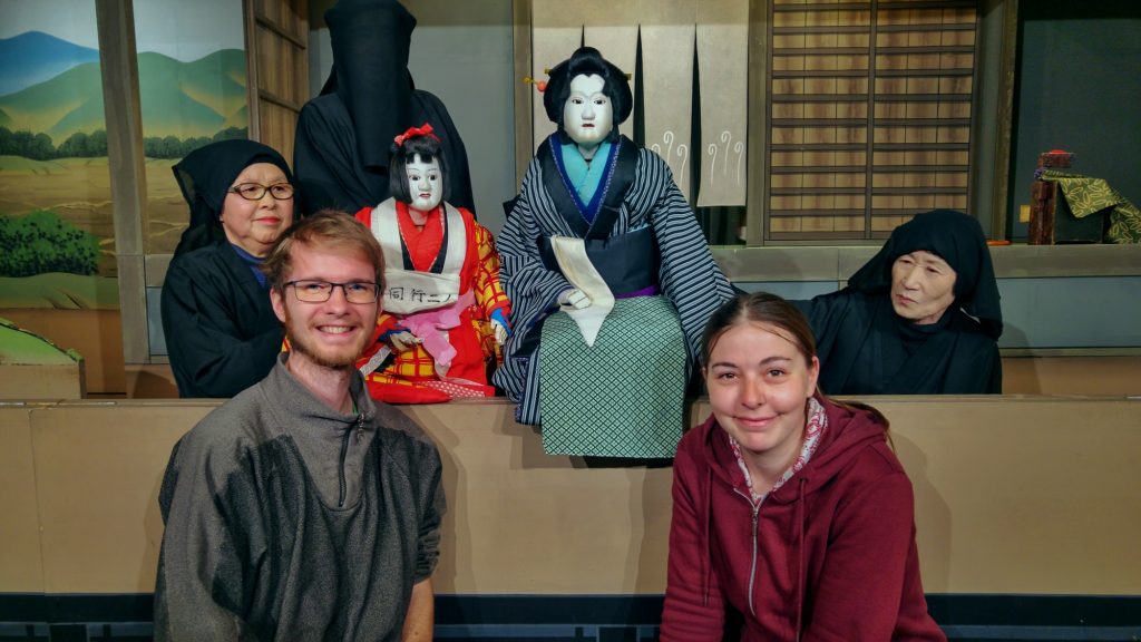 Ensemble devant les marionnettes de Bunraku, nous étions les deux seuls spectateurs