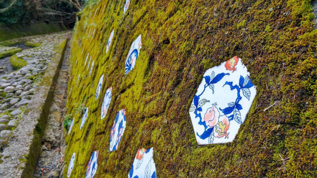 Décorations en poterie dans le village d'Okachiyama