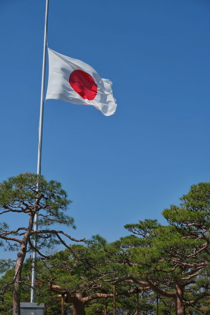 Le drapeau japonais sur l'esplanade du château de Kochi