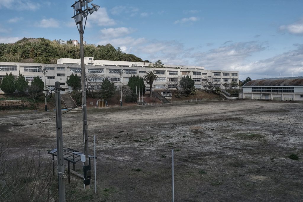 L'école toujours en activité avec 2-3 écoliers sur Ikeshima
