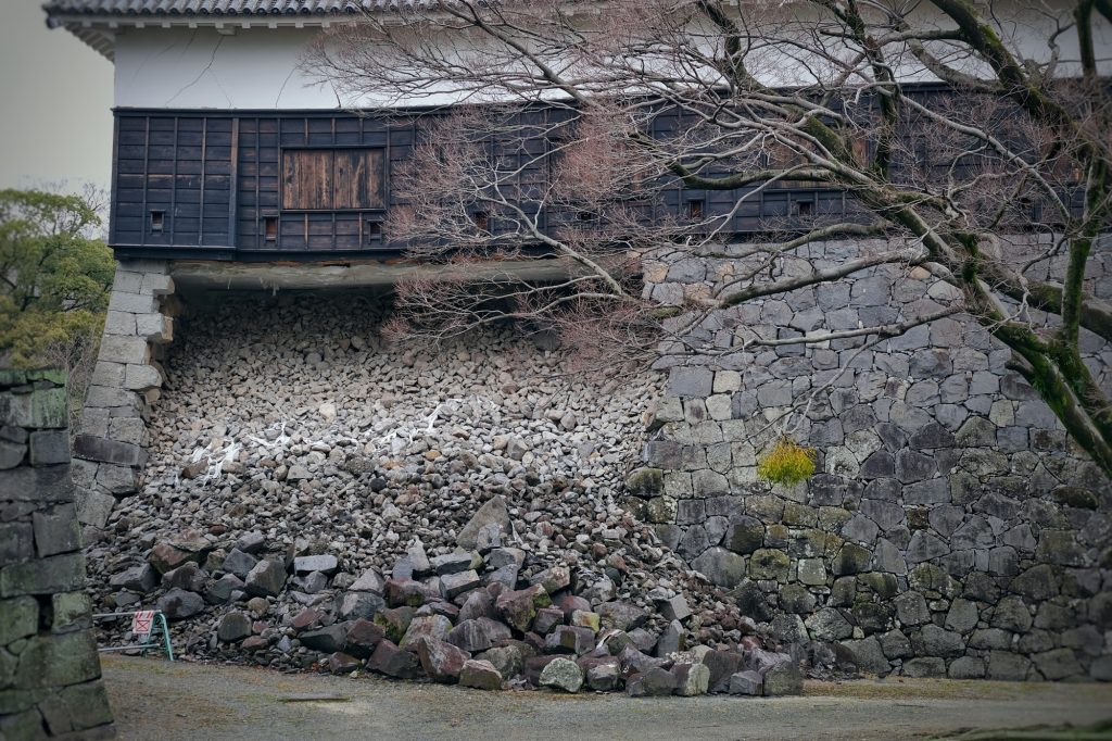 Mur effondré du château de Kumamoto suite au tremblement de terre de 2016