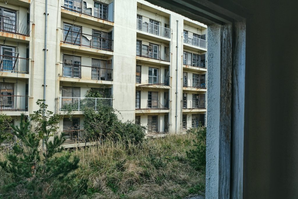 Fenêtre sur immeuble abandonné