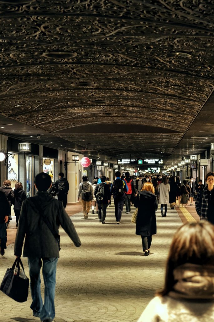 Galerie souterraine avec plafond en fer forgé à Fukuoka