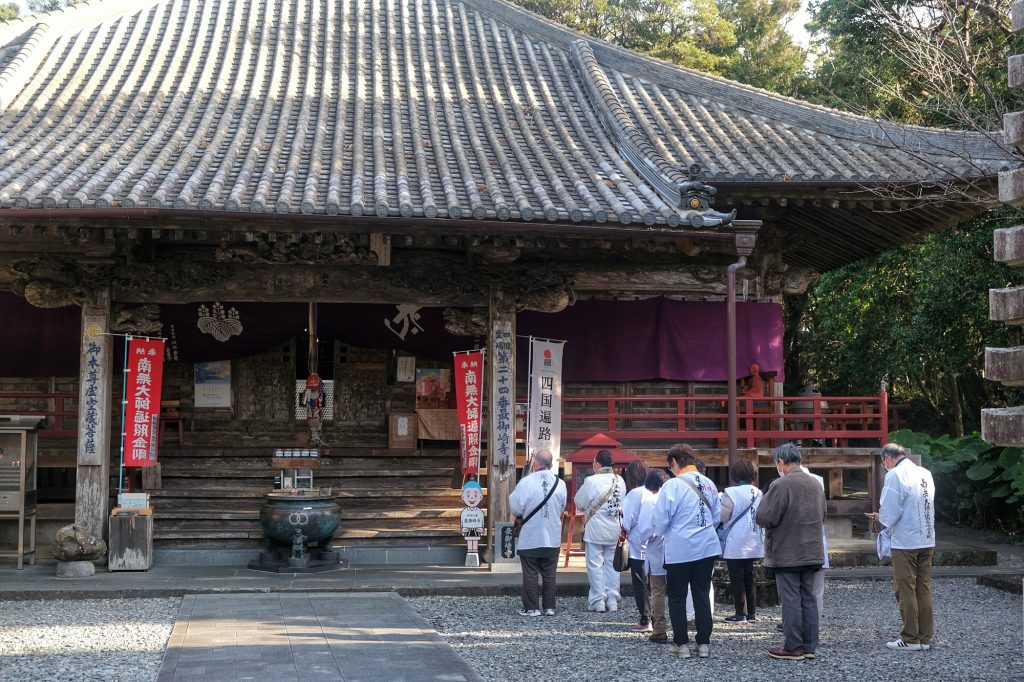 Un groupe de pèlerins devant le temple Hotsumisaki-ji