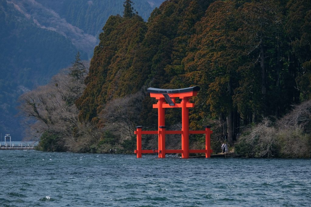 Le torii du Hakone jinja émerge des eaux du lac Ashi
