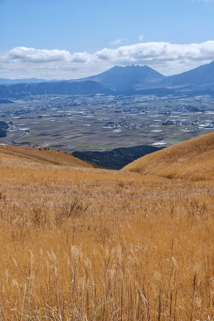Les champs d'herbes sèches et la caldeira d'Aso