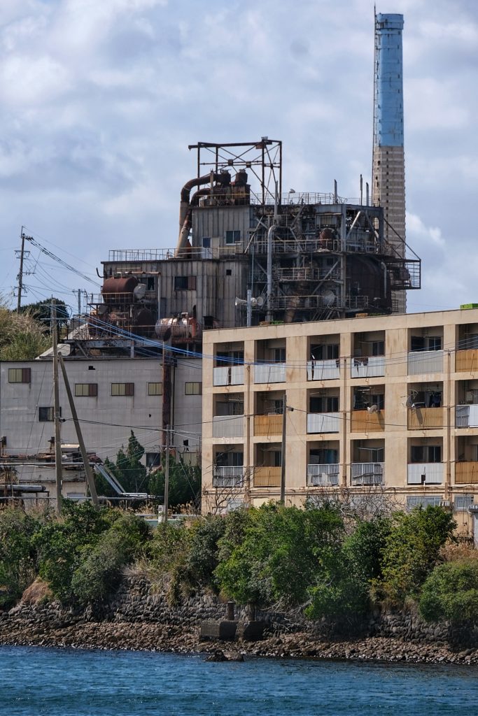 Les immeubles côtoient les installations minières abandonnées d'Ikeshima
