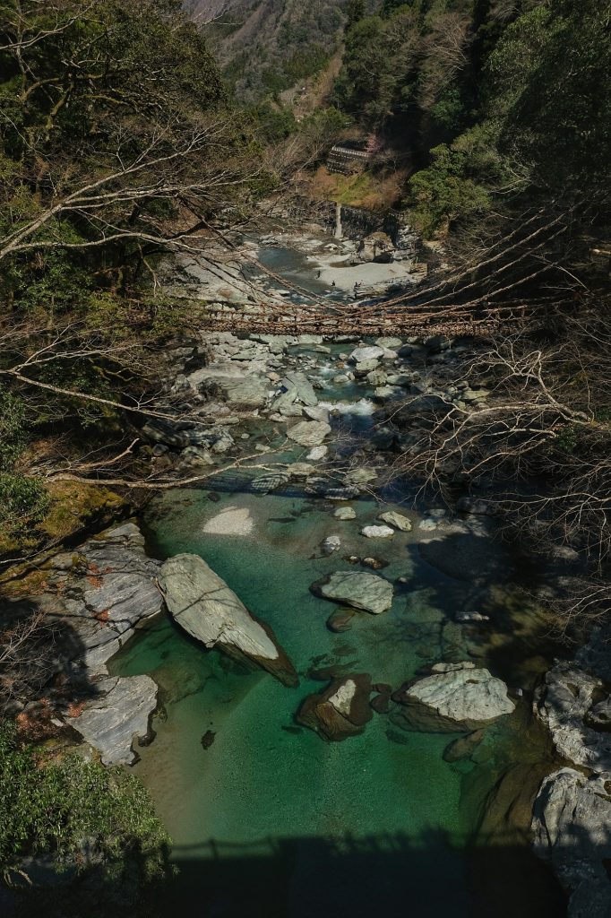Pont de lianes Iya-no-kazura et la rivière de la vallée de l'Iya
