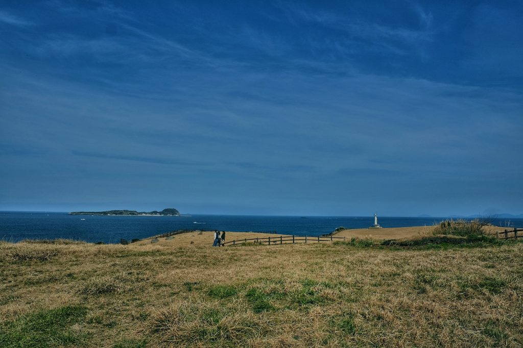 Des promeneurs en bord de mer sur l'île de Kyushu